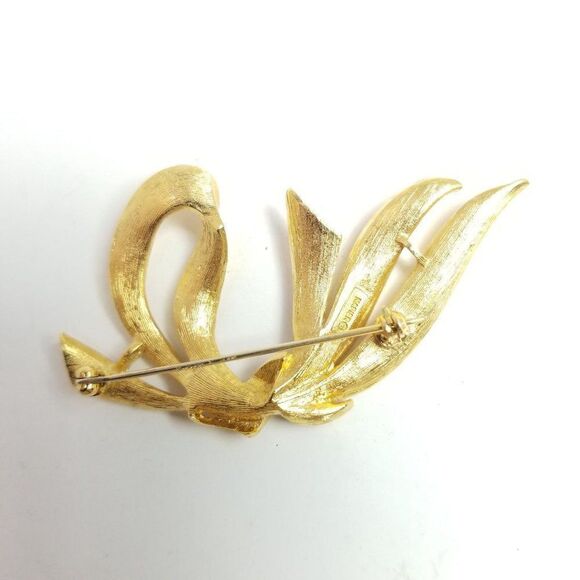 Vintage Napier Ribbon Shape Bow Brooch, Gold Tone Lapel Pin, Retro 80s Design - Picture 2 of 6